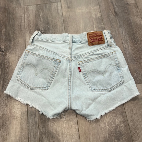Women’s Levi’s 501 Light Wash Denim Jean Shorts 26 - Picture 5 of 7
